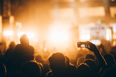 Konserde müzik performans zevk mutlu kalabalık tezahürat