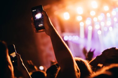 Konserde müzik performans zevk mutlu kalabalık tezahürat