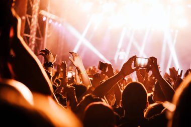 Konserde müzik performans zevk mutlu kalabalık tezahürat