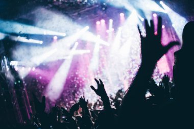 Konserde müzik performans zevk mutlu kalabalık tezahürat