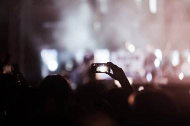 Konserde müzik performans zevk mutlu kalabalık tezahürat