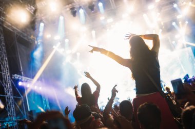 Zevk ve Müzik Festivali'nde dans mutlu kalabalık portresi