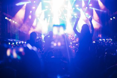 Zevk ve Müzik Festivali'nde dans mutlu kalabalık portresi