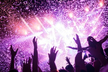 Zevk ve Müzik Festivali'nde dans mutlu kalabalık portresi