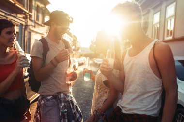 Mutlu arkadaş vakit vakit genç grup