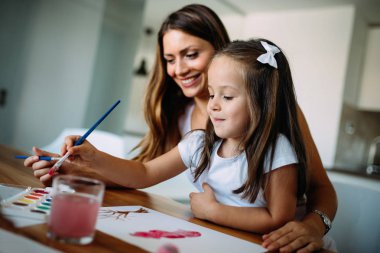 Mutlu aile eğleniyor evde vakit