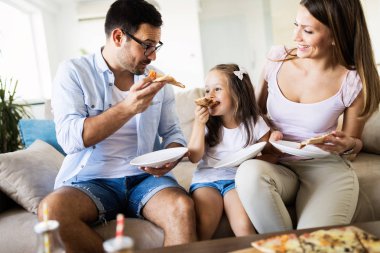 Pizza evde birlikte paylaşımı mutlu bir aile portresi
