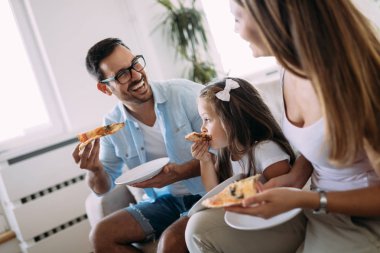 Pizza evde birlikte paylaşımı mutlu bir aile portresi