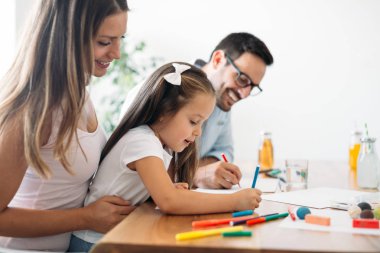 Mutlu aile eğleniyor evde vakit