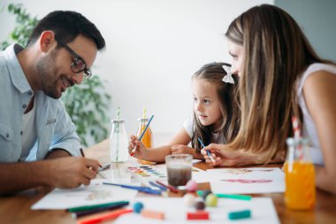 Mutlu aile eğleniyor evde vakit