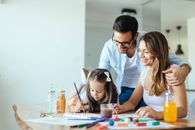 Mutlu aile eğleniyor evde vakit