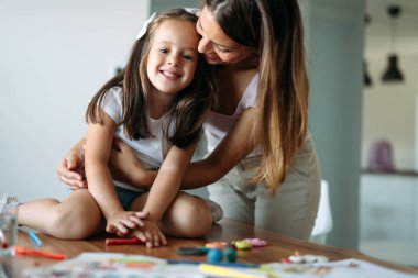 Mutlu aile eğleniyor evde vakit