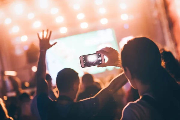 Chica Grabación Material Vídeo Con Teléfono Móvil Festival Música — Foto de Stock