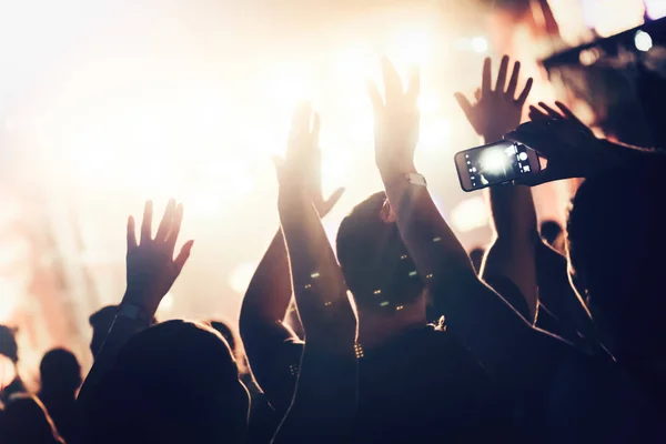 Аплодирующая Толпа Поднятыми Руками Наслаждается Музыкальном Фестивале — стоковое фото