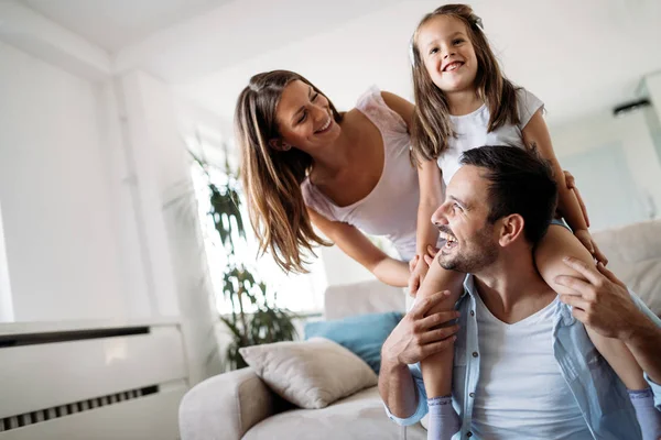 Familia Feliz Divirtiéndose Juntos Casa — Foto de Stock