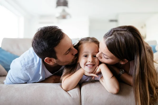 Glückliche Familie Die Spaß Zusammen Hause Hat — Stockfoto