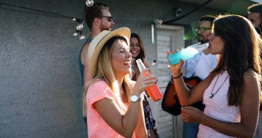 Gülüyor ve açık havada gülümseyen güzel mutlu arkadaşlar