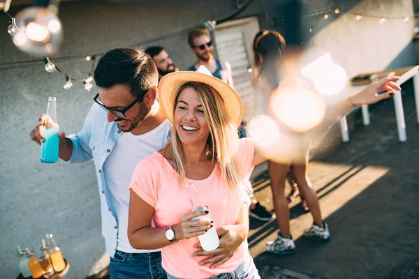 Feliz Joven Atractiva Pareja Divirtiéndose Fiesta — Foto de Stock