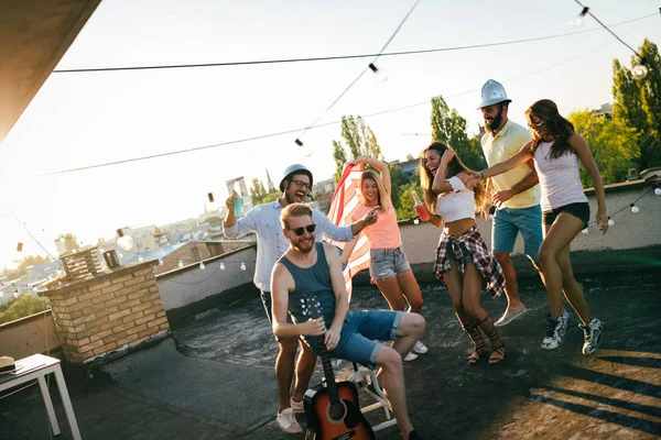 Groep Vrienden Genieten Van Partij Vrienden Plezier Dak Feestje — Stockfoto