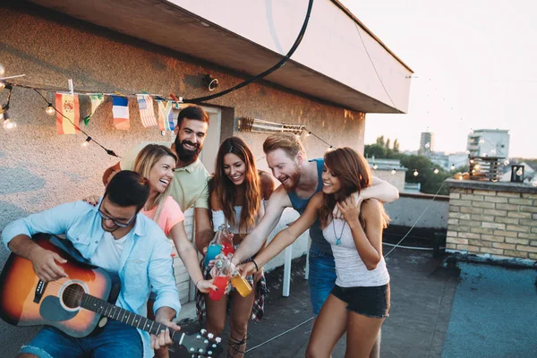一群喜欢聚会的朋友 在天台聚会上玩得开心的朋友 — 图库照片
