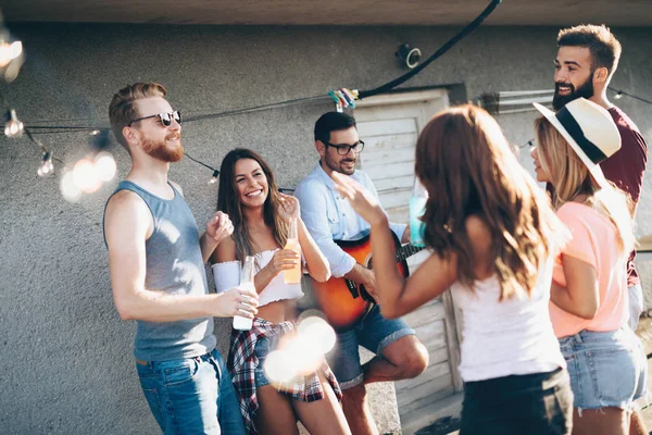 Grupp Vänner Njuter Part Vänner Att Kul Taket Part — Stockfoto