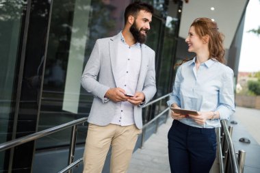 Resim açık duran genç çekici iş ortakları