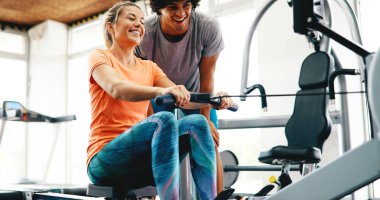 Kişisel antrenör yardımcı kadın kilo içinde jimnastik salonu