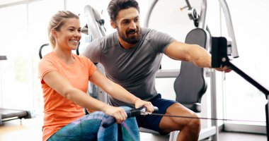 Kadın ulaşmak gol spor salonunda yardımcı antrenör