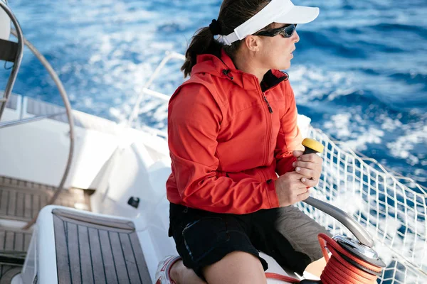 Attraente Donna Forte Vela Con Sua Barca Vela — Foto Stock