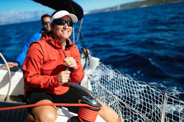 Mulher Forte Atraente Vela Com Seu Barco Vela — Fotografia de Stock