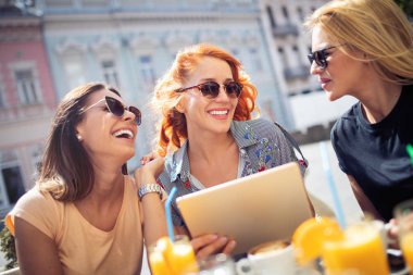 Grup güzel genç kadın gülümseyen ve birlikte eğlenmek