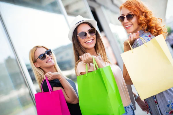 Felicidad Amigos Diversión Compras Concepto Sonriente Mujeres Jóvenes Con Bolsas —  Fotos de Stock