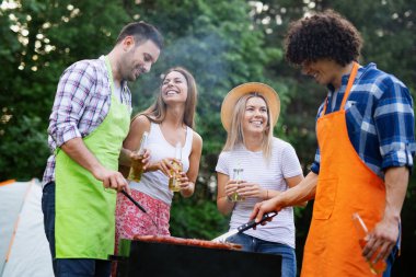 Doğada parti bir Barbekü partisi arkadaş grubu