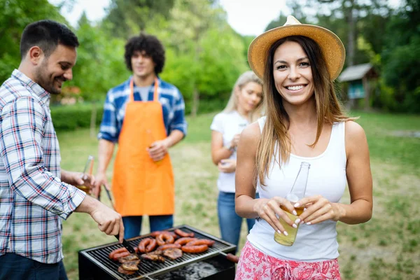 Grupo Amigos Haciendo Una Fiesta Barbacoa Naturaleza —  Fotos de Stock