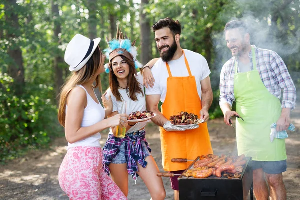 Gruppo Amici Che Fanno Festa Barbecue All Aperto Divertimento Insieme — Foto Stock