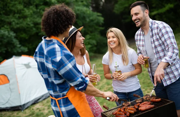 Groep Vrienden Met Een Barbecue Party Natuur — Stockfoto