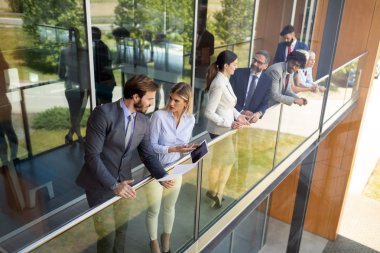 İş adamları iş planlarından bahsediyorlar.