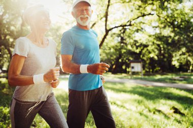 Helathy kalıp kilo jogging mutlu üst düzey insanlar