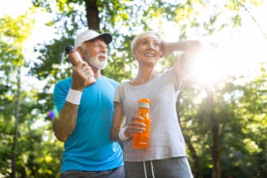 Fitness, spor, insanlar, egzersiz ve yaşam tarzı kavramı - çalışan Olgun çift