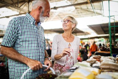 Sadece en iyi meyve ve sebze. Güzel üst düzey çift piyasada taze yiyecek satın alma