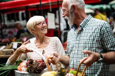 Üst düzey iki yerel pazarda taze sebze satın alma