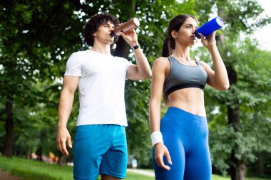 Koşu ve açık havada doğal olarak çalışan iki arkadaş