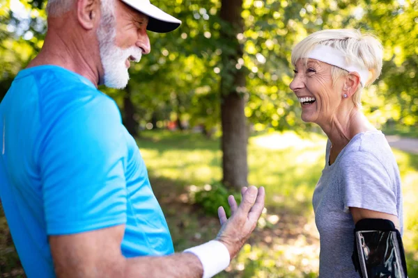 Happy Fit Cuplu Senior Exercitarea Parc Aer Liber — Fotografie, imagine de stoc