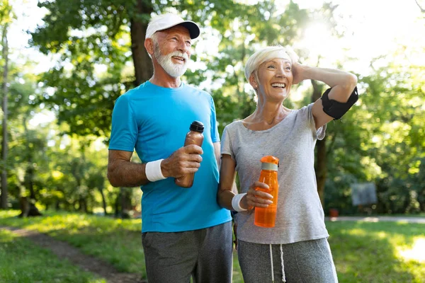 Happy Fit Couple Aîné Faisant Exercice Dans Parc Extérieur — Photo