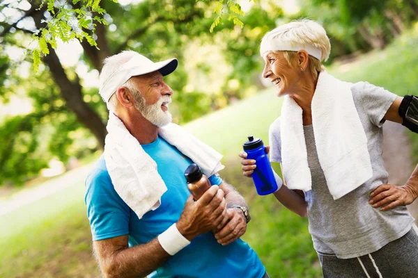 Senior Paar Joggt Und Läuft Draußen Der Natur — Stockfoto