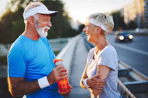 Feliz Casal Sênior Ficar Forma Por Exercício Jogging — Fotografia de Stock