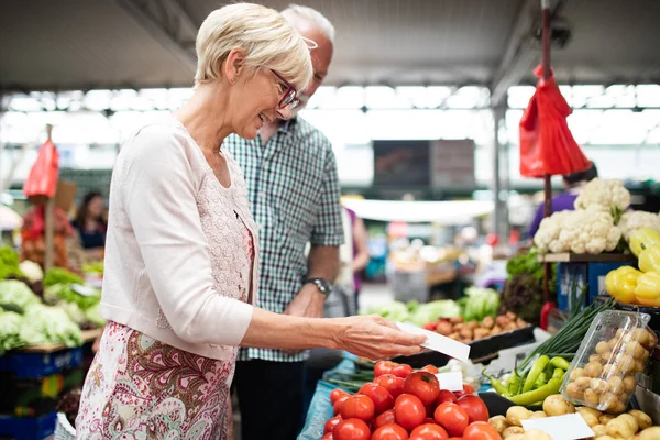 Image Femme Heureuse Senior Marché Acheter Des Légumes Des Fruits — Photo