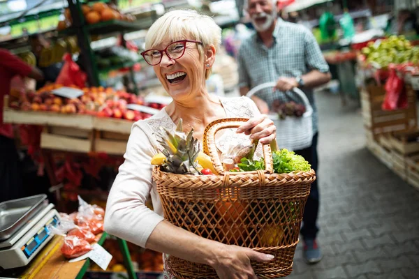 Kobieta Senior Skup Świeżych Warzyw Owoców Rynku Lokalnym — Zdjęcie stockowe