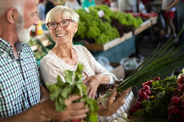 Bild Eines Reifen Paares Auf Dem Marktplatz Beim Gemüsekauf — Stockfoto