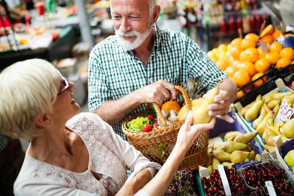 Lachende Senior Paar Kopen Groenten Fruit Merket — Stockfoto